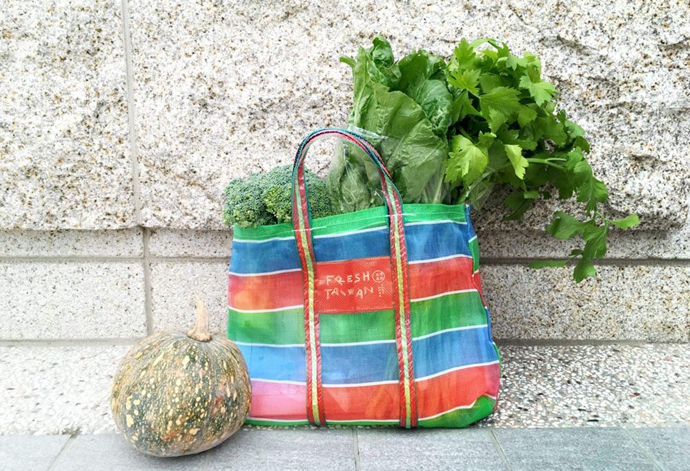 FRESH TAIWAN 台灣原創／活動展場視覺設計／台灣原創設計展／以紅藍綠茄芷袋意象結合新鮮嚴選與產地直送概念 FRESH TAIWAN／Event & Exhibition Visual Design／Taiwan Original Design Showcase／Red, blue and green market-bag motifs express freshness, selection and local origin