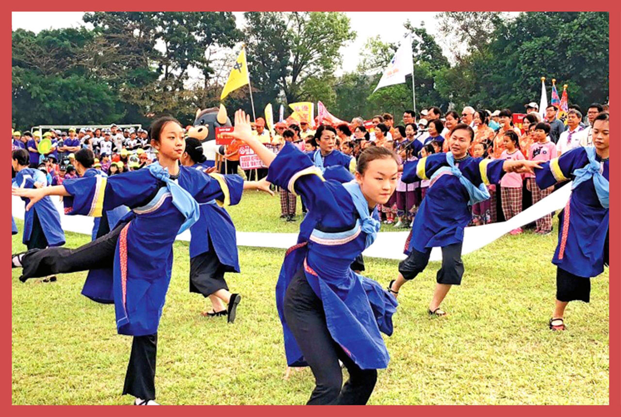 第 55 屆六堆運動會／活動視覺設計／客家委員會／以復古招牌與現代文字結合客家傳統競賽文化 55th Liudui Games／Event Visual Design／Hakka Affairs Council／Retro signage and modern typography combine to express Hakka sporting culture