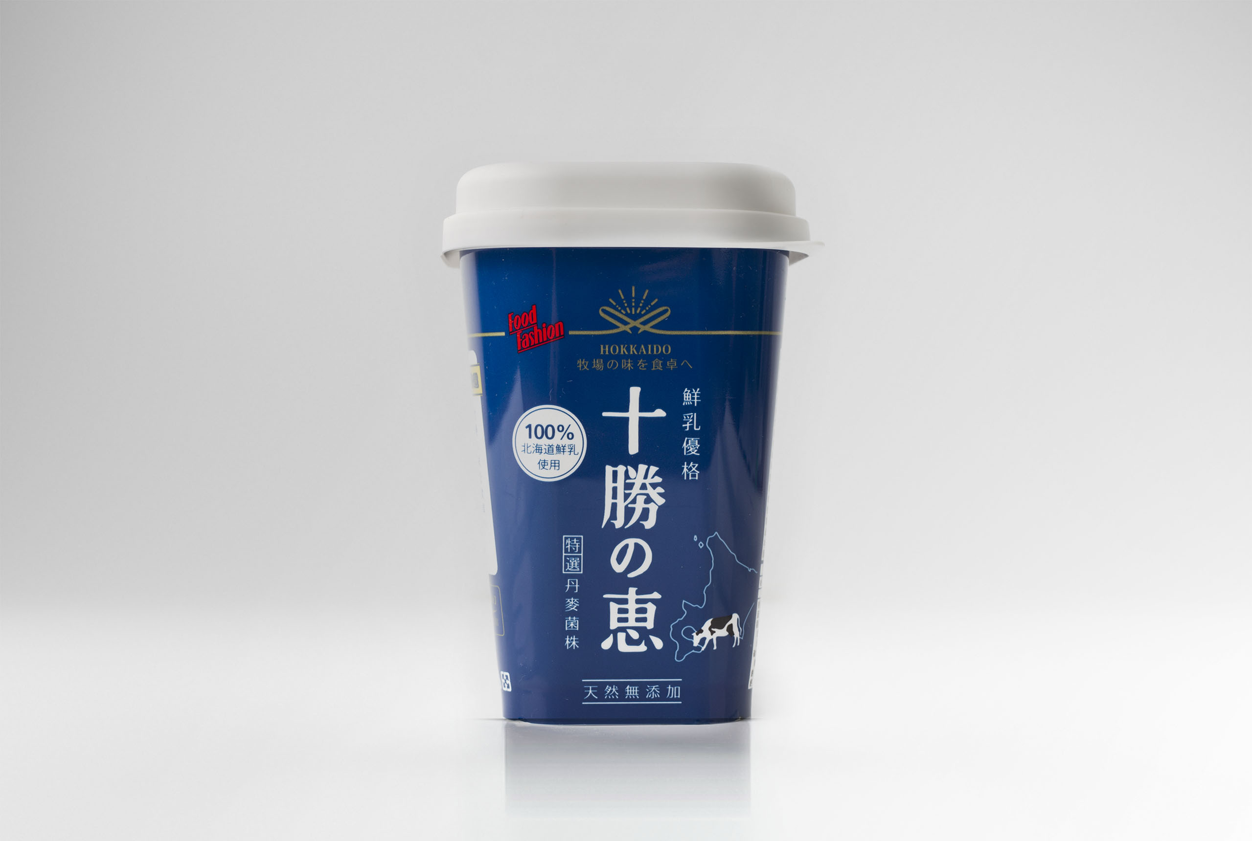 北海道の惠優格／包裝設計／富華食品／使用日式紺青色調呈現北海道乳品印象 Hokkaido no Megumi Yogurt／Packaging Design／FU HUA FOOD CO., LTD.／A Japanese indigo palette inspired by Hokkaido dairy culture