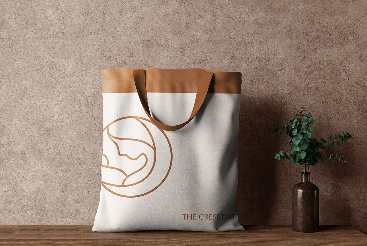 新月集 The Crescent／品牌企劃設計／產後護理之家／以溫柔安定的品牌語言傳達產後照護價值 The Crescent／Brand Strategy & Identity／Postpartum Care Center／A warm and reassuring identity expressing attentive postpartum care