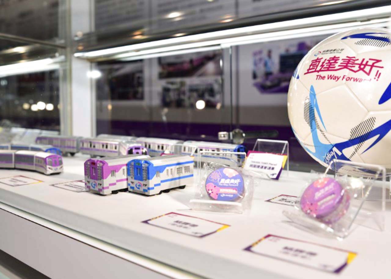 與你同載 美好實現／活動展場視覺設計／桃園機場捷運公司／以明亮簡潔視覺呈現二週年品牌活動 Ride Together, Make Good Things Happen／Event & Exhibition Visual Design／Taoyuan Metro Corporation／A bright and clean visual system for the second-anniversary campaign