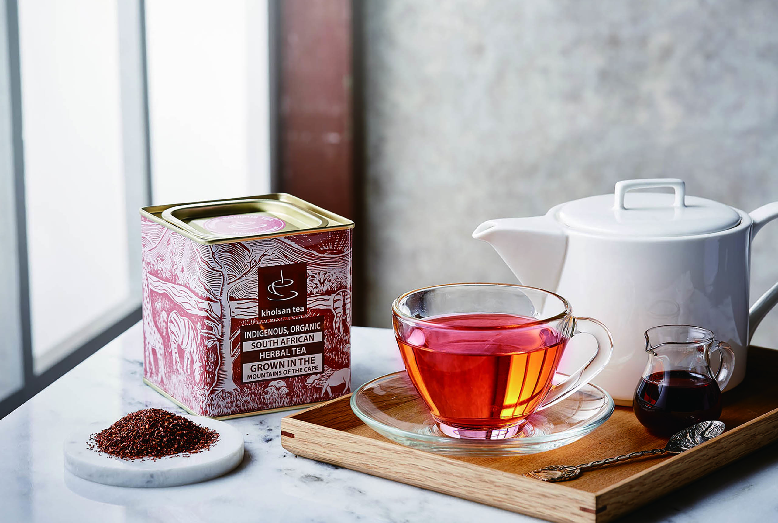 科伊桑 Khoisan Tea／包裝設計／有機博士茶／以紅色寫實構圖呈現鮮明產品形象 Khoisan Tea／Packaging Design／Organic Rooibos Tea／A vivid red composition creating a distinctive product presence