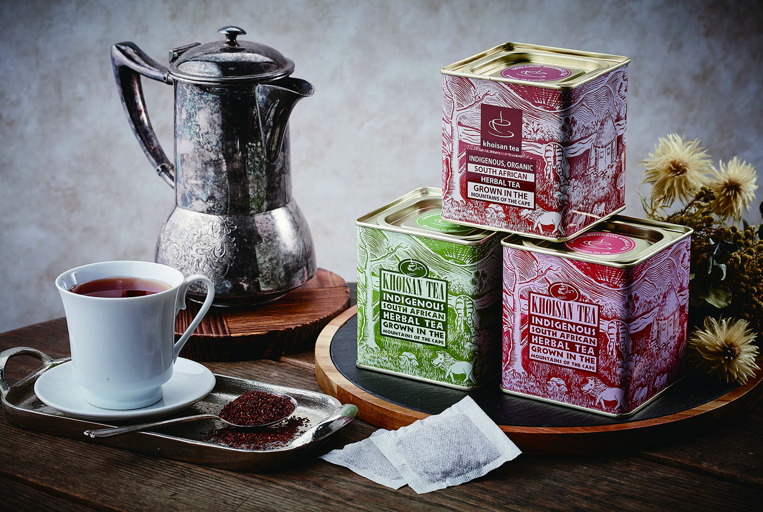 科伊桑 Khoisan Tea／包裝設計／有機博士茶／以紅色寫實構圖呈現鮮明產品形象 Khoisan Tea／Packaging Design／Organic Rooibos Tea／A vivid red composition creating a distinctive product presence